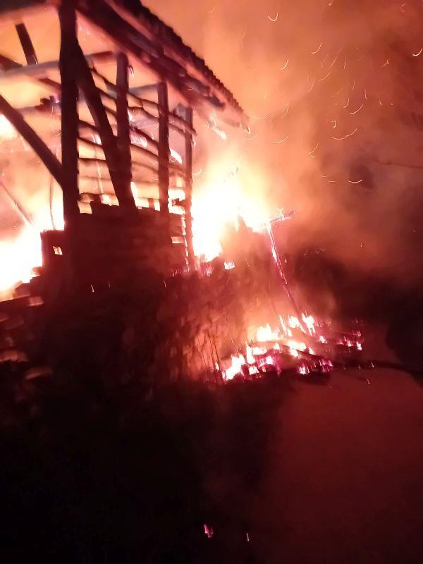 DRAMA KOD PROKUPLJA: Vatra guta objekat, vatrogasci se bore sa vatrenom stihijom! Sumnja se da je neko namerno podmetnuo požar (FOTO) Kép