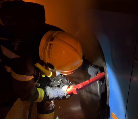 ZAPALIO SE TOČAK AUTOBUSA! Požar u Kaću: Brzom reakcijom vatrogasaca sprečeno širenje buktinje (VIDEO) Kép