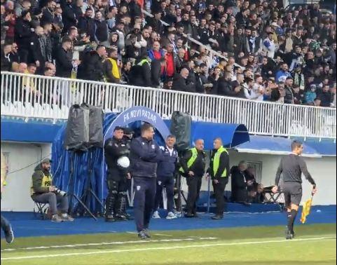 NENAD LALATOVIĆ HTEO DA SE PREKRSTI U NOVOM PAZARU, PA ODUSTAO: Pogledajte nadrealne scene sa stadiona na debiju novog trenera Kép