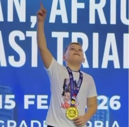 CELA SRBIJA PLAČE ZBOG MALOG BOGDANA: Devetogodišnji dečak pre 2 meseca izgubio majku, a sada sa njenim likom na majici osvojio zlato, pa pokazao prstom ka nebu Kép