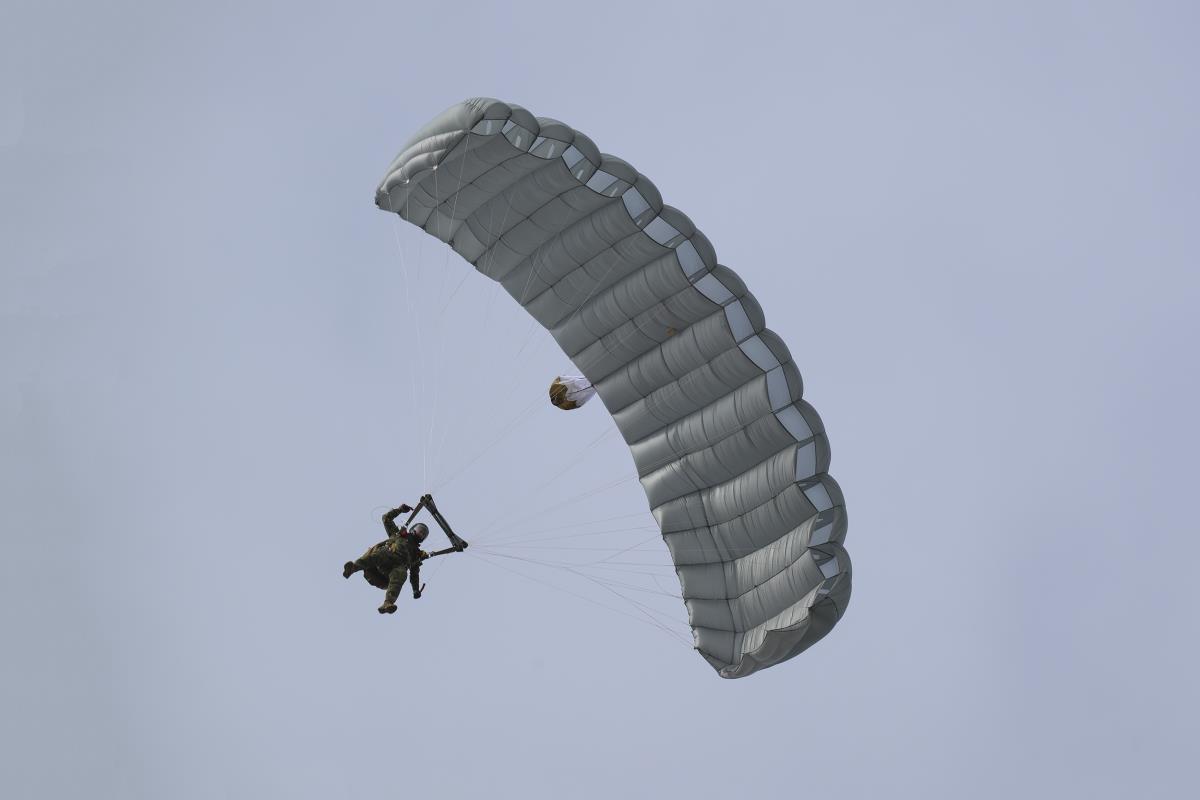 Konkurs za prijem u 63. padobransku brigadu: Evo koje uslove mora da ispuni budući vojni padobranac Kép