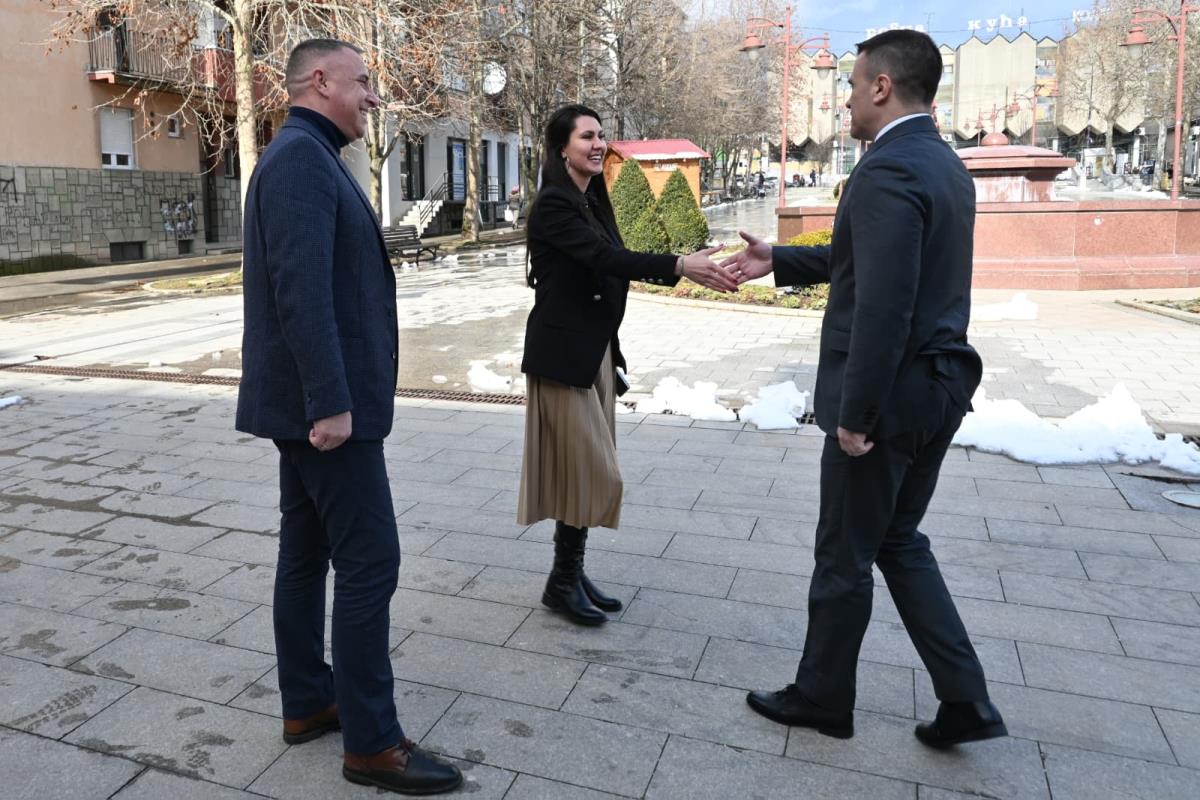 Ministar Milićević u Aranđelovcu: Dijaspora ključ razvoja, porodica iz Amerike pokrenula prvo etno selo u Šumadiji! (FOTO) Kép