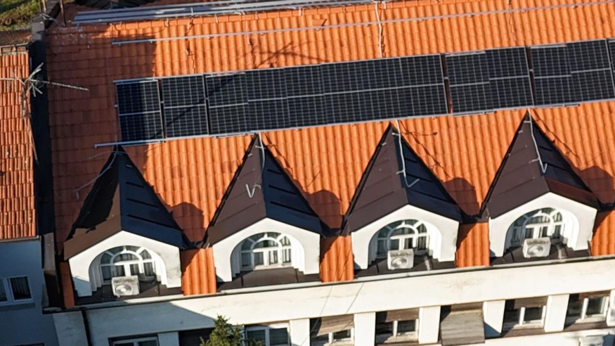 STRUJA SA KROVA Izgradnja solarne elektrane na zgradi opštinske uprave Malog Zvornika Kép
