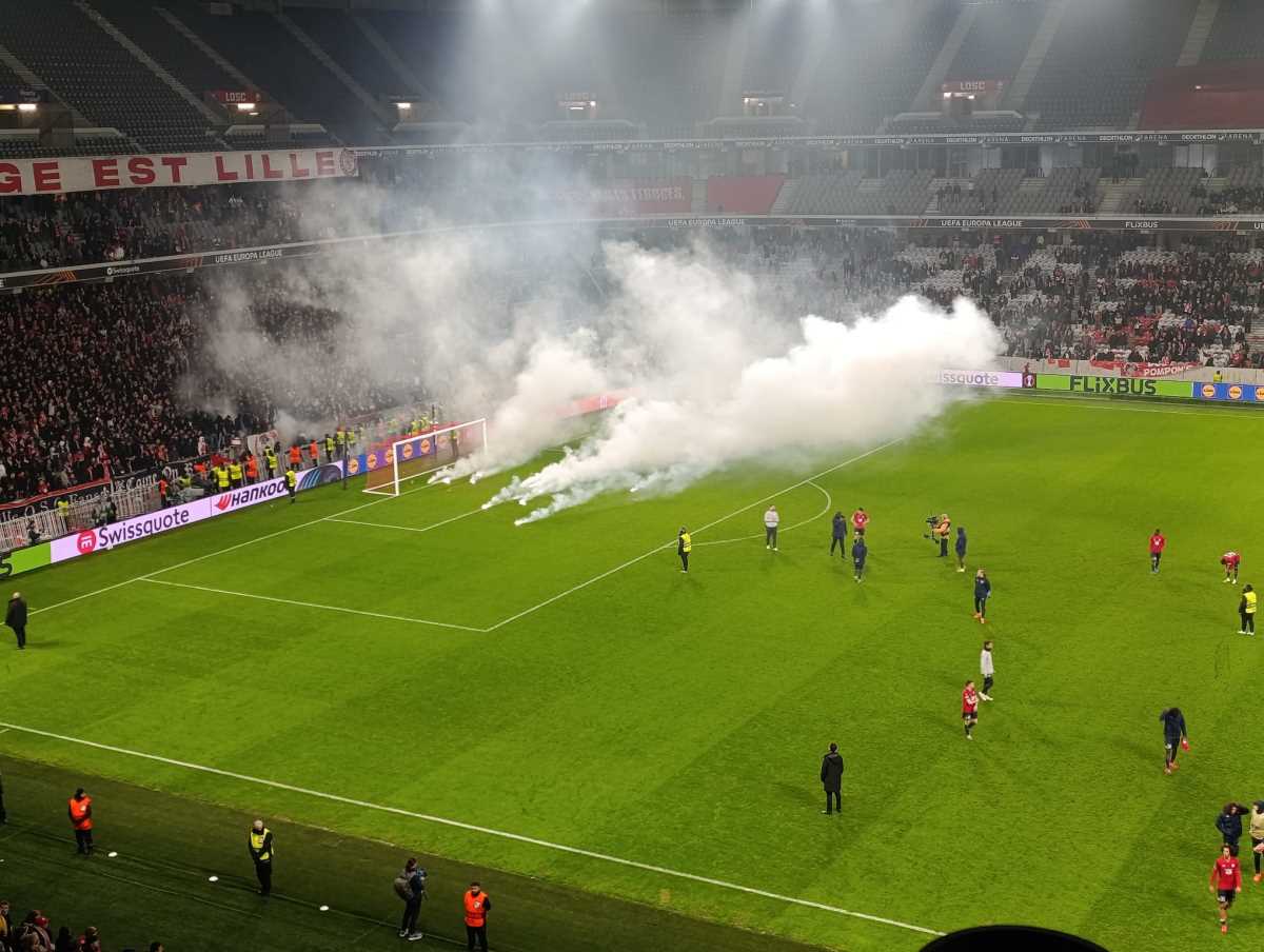 DRAMATIČNE SCENE NA STADIONU POSLE ZVEZDINE POBEDE! Navijači Lila bakljama gađali svoje fudbalere - divljali nako poraza, pogledajte ovaj haos! VIDEO Kép