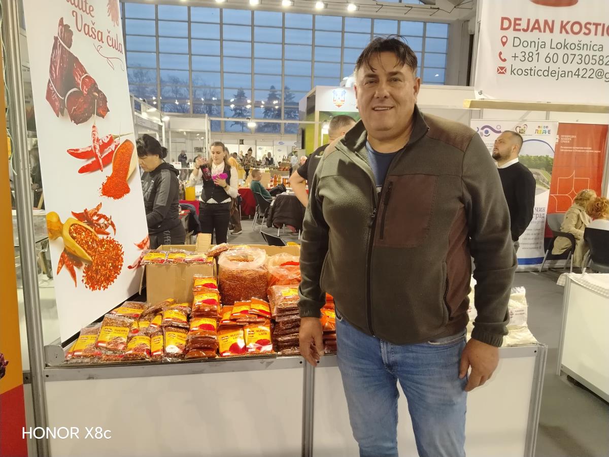 Mića iz sela kod Leskovca nastavio porodični biznis star više od 100 godina: Uposlio i sina i snaju, a zapošljava i sezonce - "Prodajemo naše poizvode čak i..." Mića iz sela kod Leskovca nastavio porodični biznis star više od 100 godina: Uposlio i sina i snaju, a zapošljava i sezonce - "Prodajemo naše poizvode čak i..."