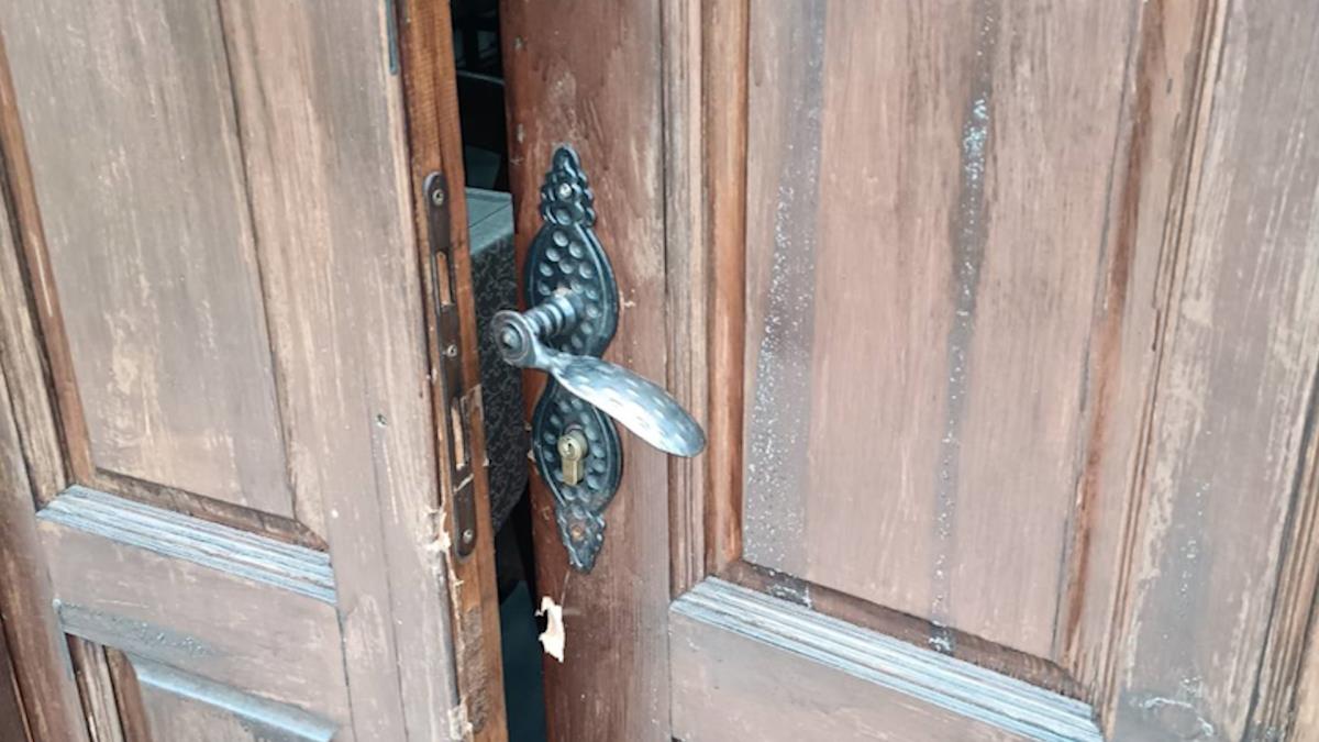 KO OBIJA CRKVE NA KOSOVU? Maskirani lopovi usred noći obili crkvu Svete Nedelje u Gornjoj Gušterici, meštani zabrinuti: Evo šta su sve odneli (FOTO) Kép