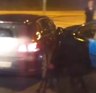 TEŠKA SAOBRAĆAJKA NA ULASKU U SREMSKU KAMENICU! Dva automobila smrskana, delovi rasuti po putu (VIDEO) Kép