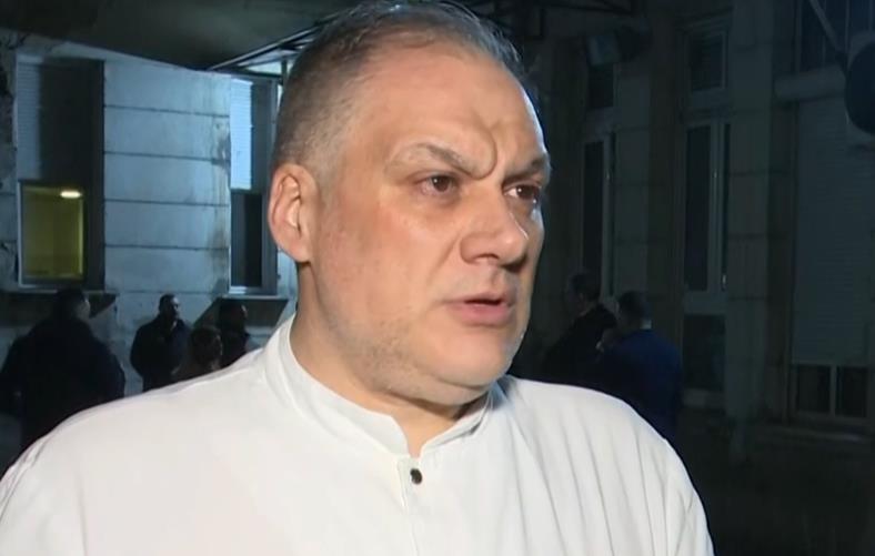 DOKTOR KLINIČKOG CENTRA KOJI BRINE O DAČIĆU O TRENUTNOM STANJU MINISTRA: "Borimo mu se za život, ključna su naredna 72 sata!" Kép
