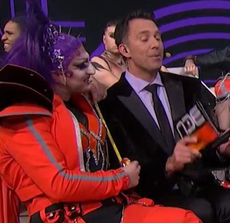 "Jel mogu da ti izmerim biceps?": Haremka izvadila metar pa krenula ka voditelju Kép