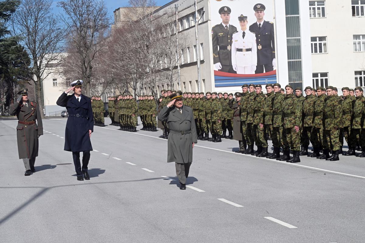 U kasarni "General Jovan Mišković" promovisana generacija "Septembar 2025" Novi rezervni potporučnici Vojske Srbije položili zakletvu i primili činove Kép