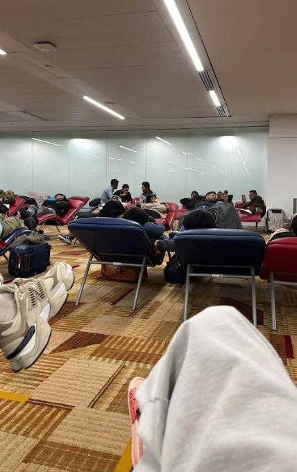 SRPKINJE 24 SATA ZAROBLJENE NA AERODROMU U INDIJI! Bez vode i hrane, spavale na podu: "Rekli su nam: RAT JE, VIDITE VALJDA NA TELEVIZIJI!" (FOTO) Kép