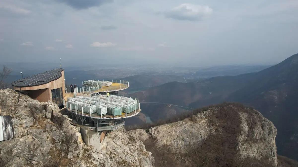 Load of Over 100 Tons Placed on Glass Lookout Platform: Unusual Sight at the Top of Kablar (PHOTO)