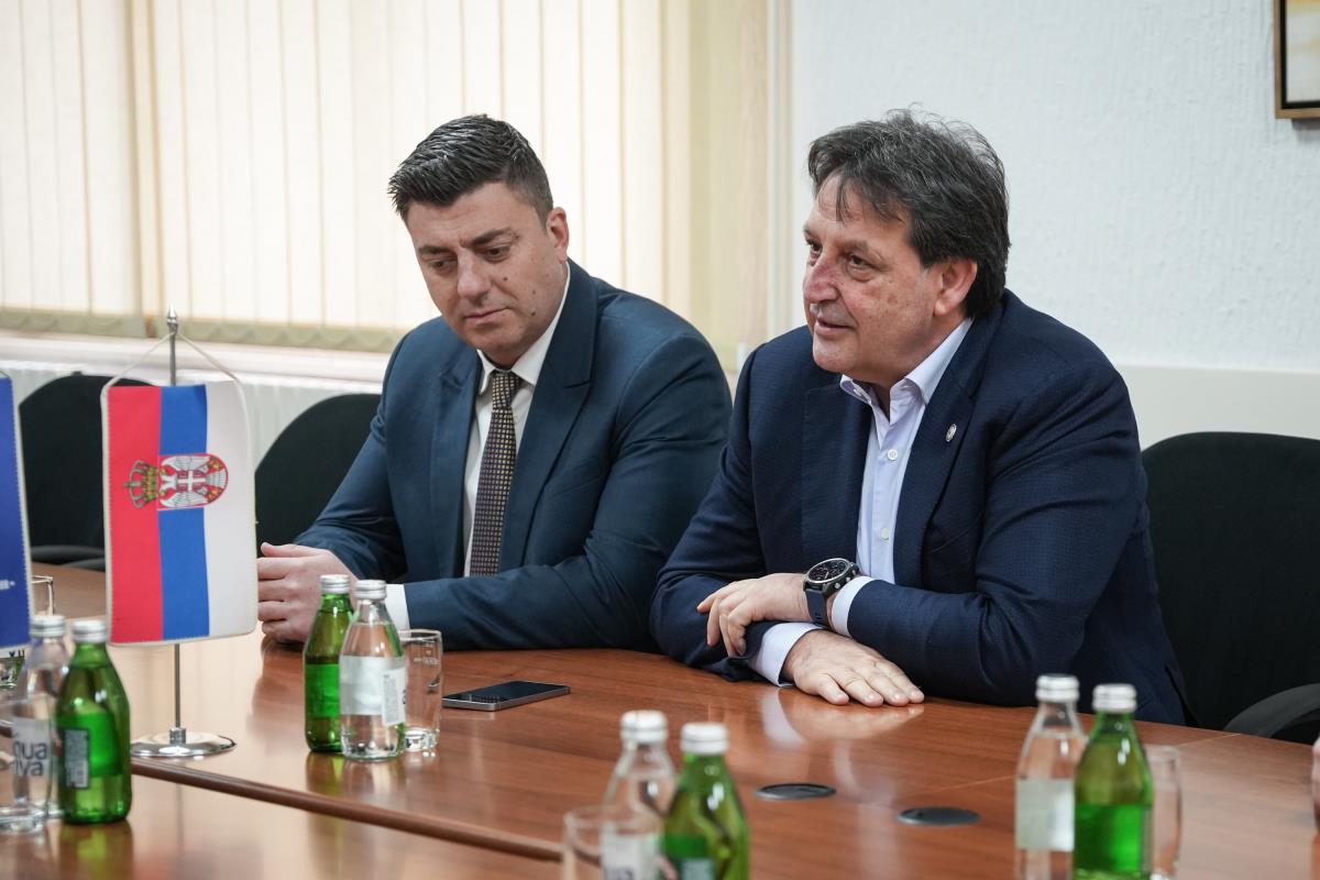 Ministar Gašić u Užicu obišao kompaniju "Prvi partizan": Istakao značaj fabrike za odbranu Srbije i bezbednost radnika (FOTO) Kép