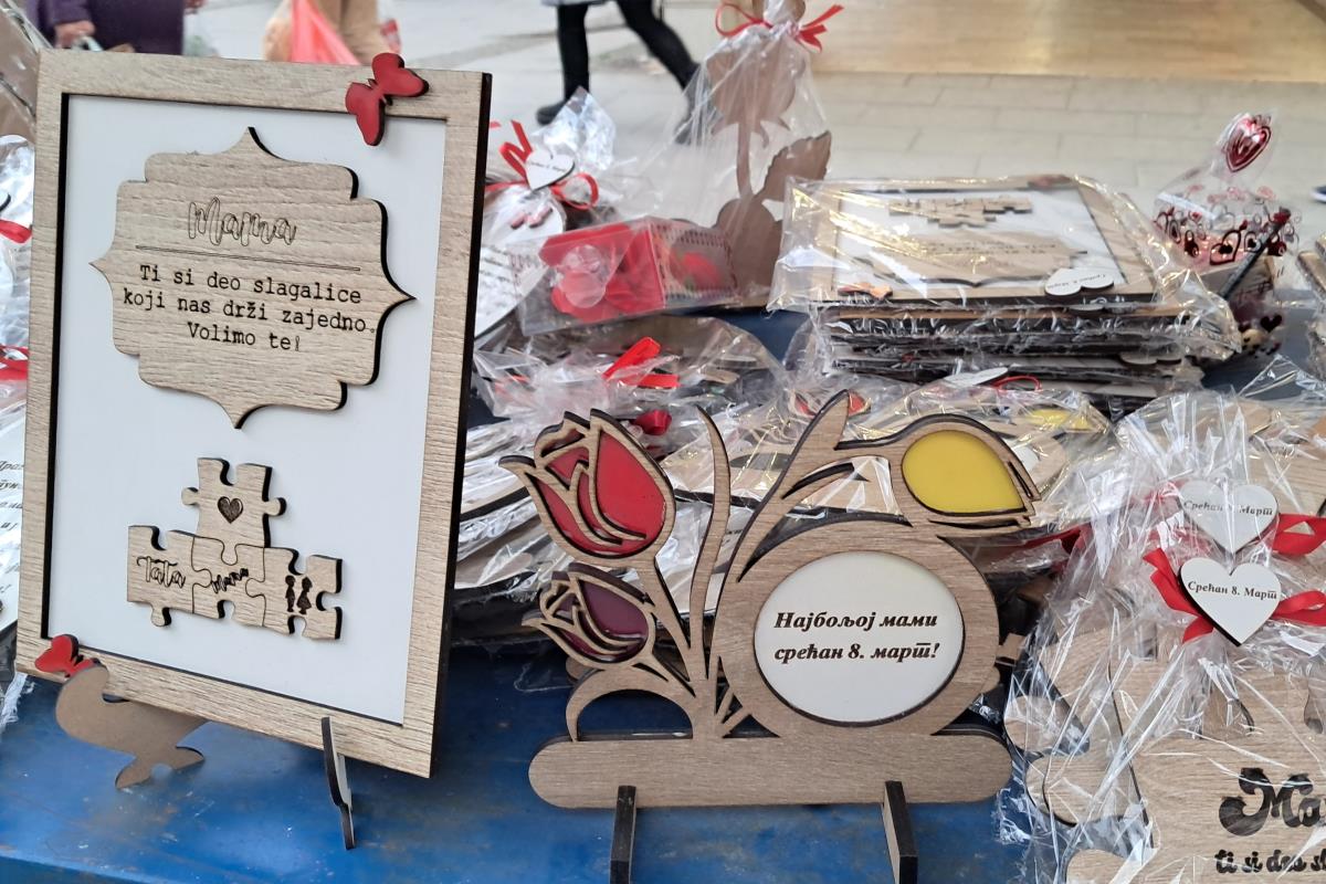 ŠTA MUŠKARCI, A ŠTA ŽENE POKLANJAJU ZA 8. MART! Pogledajte ponudu na tezgama u Vranju i cene proizvoda: Od cveća preko drvenarije do srca raznih oblika... FOTO Kép