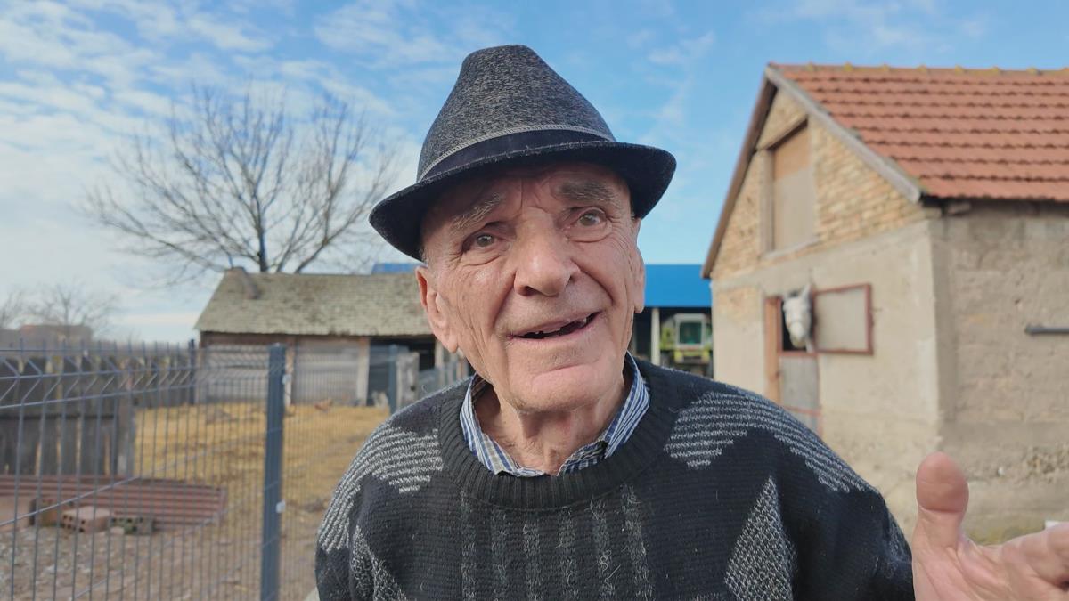 Deda Rade završio 4 razreda osnovne, pa postao profesor: Neverovatna životna priča Srbina iz Martinaca FOTO Kép