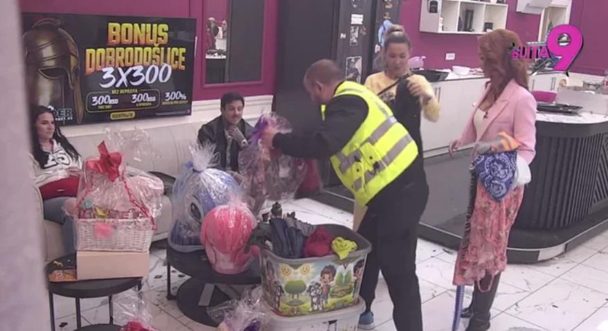 ŠLEPER STVARI STIGAO U BELU KUĆU ZA ANELI AHMIĆ! Razlog je divan Kép