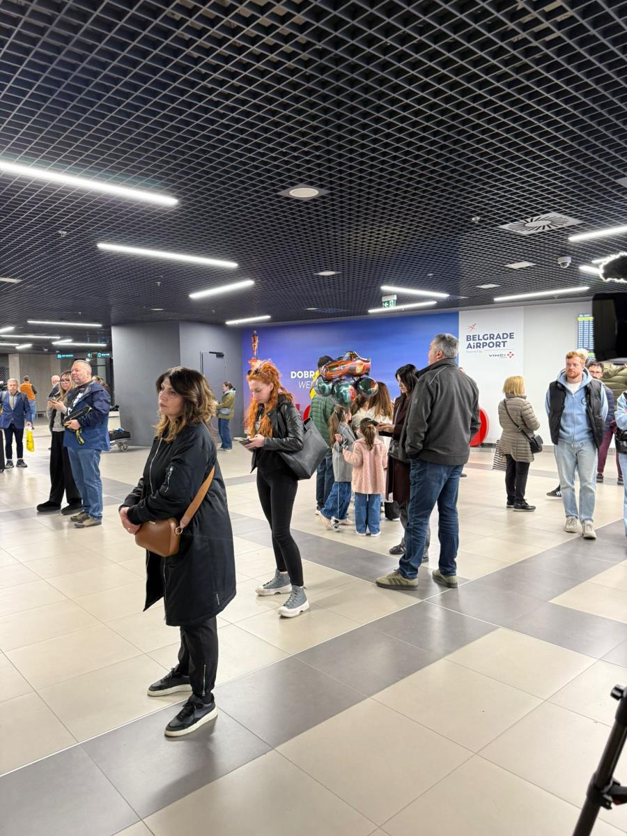 AVION IZ RIJADA SA SRPSKIM DRŽAVLJANIMA SLETEO U BEOGRAD: Država im organizovala povratak i omogućila bezbedan dolazak kući (VIDEO, FOTO) Kép