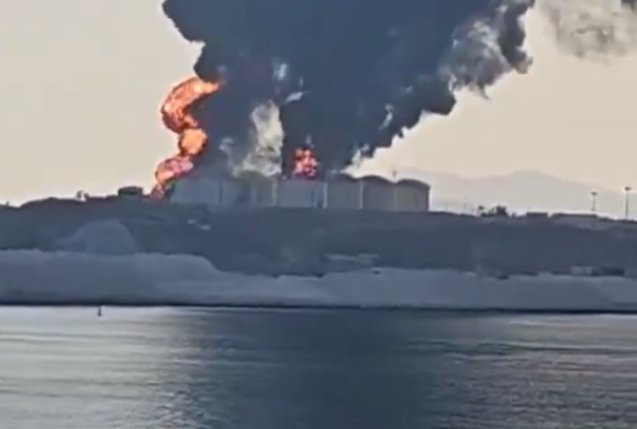 IRAN HIT THE GULF'S BIGGEST ALLY: Fuel storage tanks burning in the port of Salalah! (VIDEO)