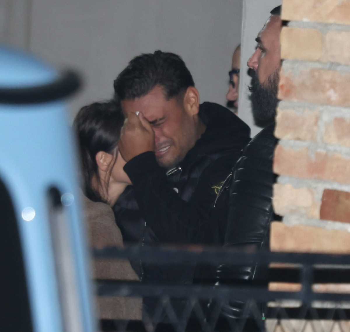 (PHOTO) PAINFUL SCENES OUTSIDE DARKO'S HOUSE IN BRESTAČ! Lazić in tears, friends surround him, wife Kaća inseparable from him