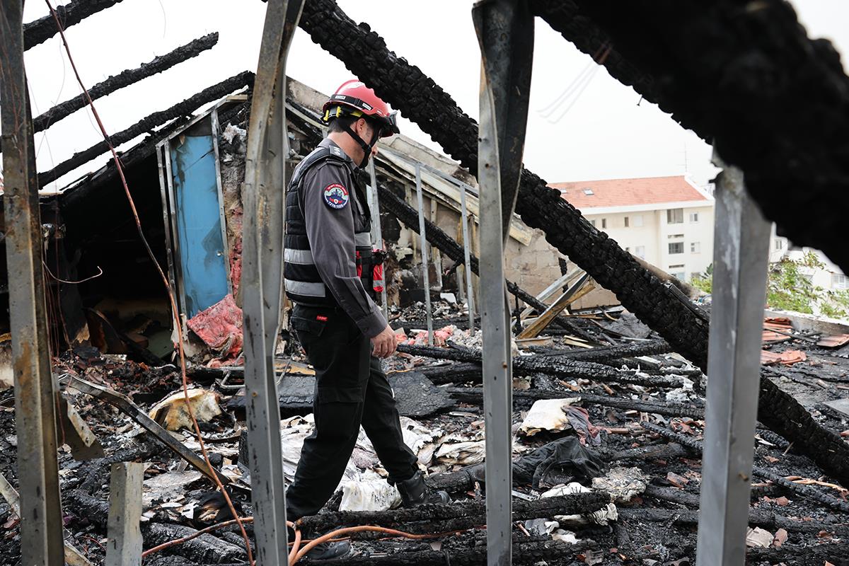 HORROR IN ISRAEL! Iranian missile blew up RESIDENTIAL BUILDING, horror scene at the impact site (PHOTO/VIDEO)