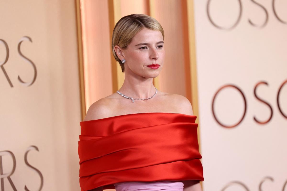 All eyes are on her tonight: Jessie Buckley dominates the red carpet tonight