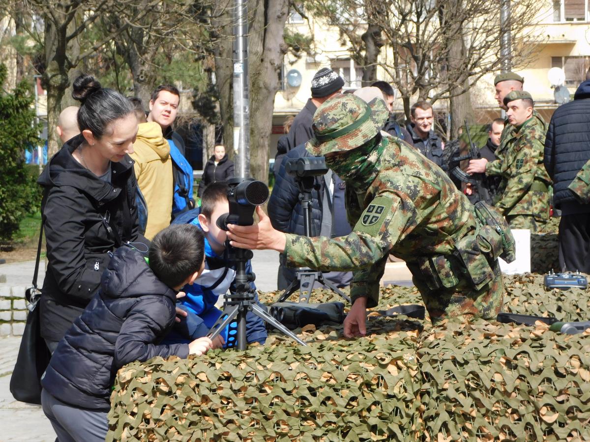 From Modern Armament to "Lazar 3" Military Recruitment Promotion in Loznica: Soldiers Socialize with Citizens (PHOTO)