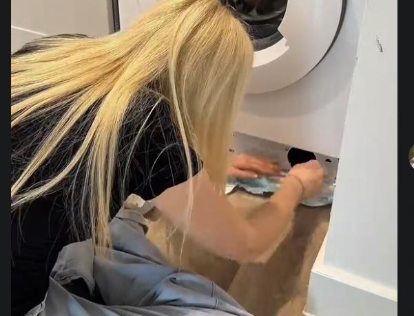 "I tried it, the floor is really dry!": Everyone was delighted when they saw how this woman cleans the washing machine filter
