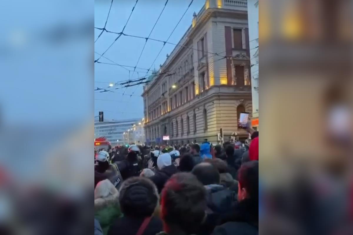 Horrific Scenes Outside the Rectorate! Blockaders Attack Police, Chant for Terrorist UCK! (VIDEO)