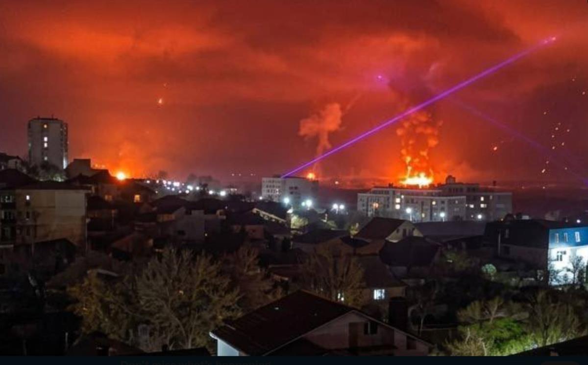 UKRAINIAN ATTACKS ON TWO MAJOR OIL TERMINALS COST RUSSIA A BILLION DOLLARS! FT Experts Analyze Ukrainian Attacks From March 23 to 29