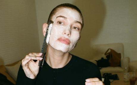 Why is Hailey Bieber applying face masks with a comb? A trick that set social media on fire, the goddess of marketing!