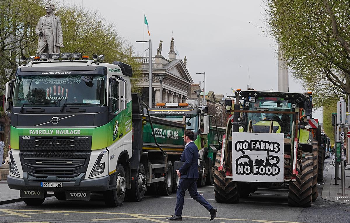 CHAOS IN IRELAND DUE TO HIGH FUEL PRICES! Farmers and truck drivers took to the streets of Dublin, blocking roads to refineries across the country with vehicles (PHOTO)