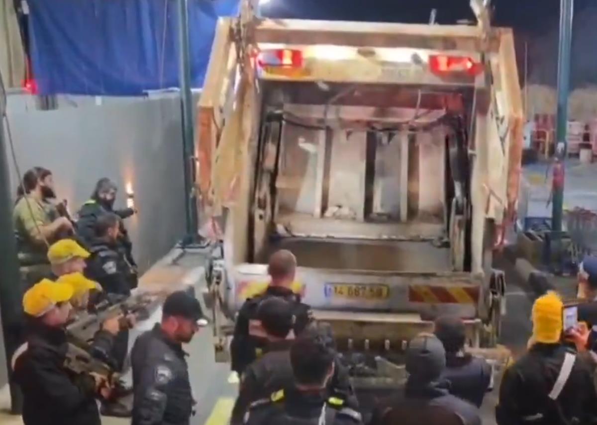 ISRAELI AGENTS OPEN GARBAGE TRUCK AND ARE SHOCKED! Footage goes viral: Here's what was hidden in the compartments (VIDEO)