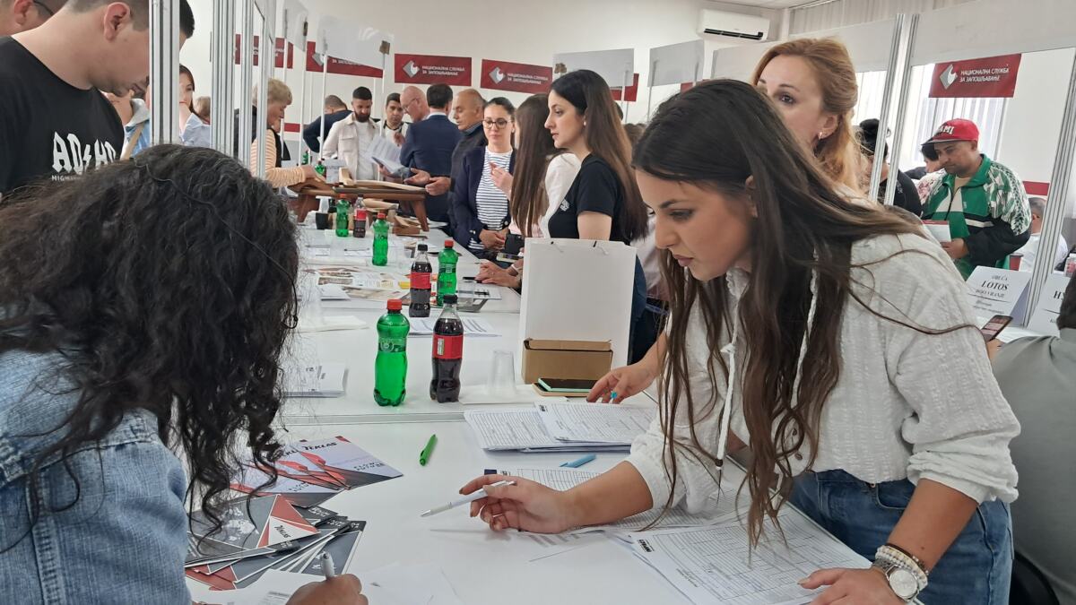 Highest demand for SEAMSTRESSES, CARPENTERS, AND ELECTRICIANS: Job fair in Vranje gathered 35 employers and 376 job openings, 1,200 unemployed attended