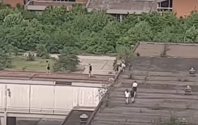 (VIDEO) BOY (14) FELL THROUGH BUILDING ROOF! Fell from a height of 4 meters, urgently transferred to the Mother and Child Institute: Drama in New Belgrade!