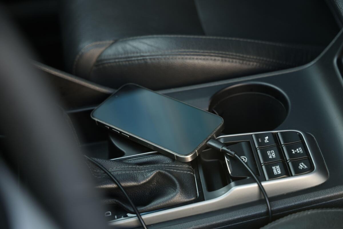 Drivers Do This Every Day, Unaware They Are Destroying Their Phones: Charging in the Car Can Cost You Dearly