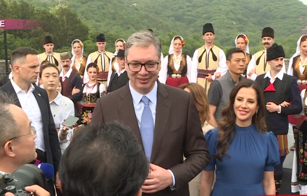 UŽIVO VUČIĆ SA KINESKOG ZIDA POSLAO MOĆNU PORUKU! Samo neozbiljan čovek nema tremu, govoriću sa Sijem o najvažnijim pitanjima