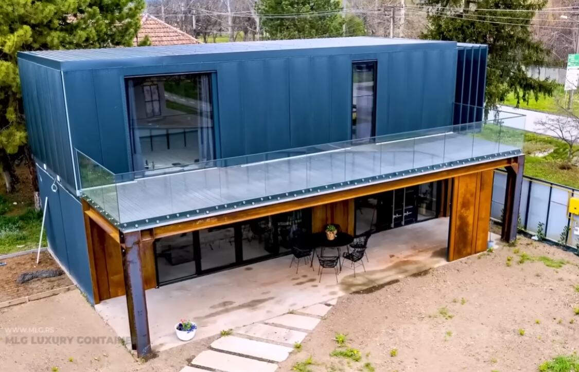 Соединил два контейнера и получил роскошный дом: интерьер поразил всех (ВИДЕО)