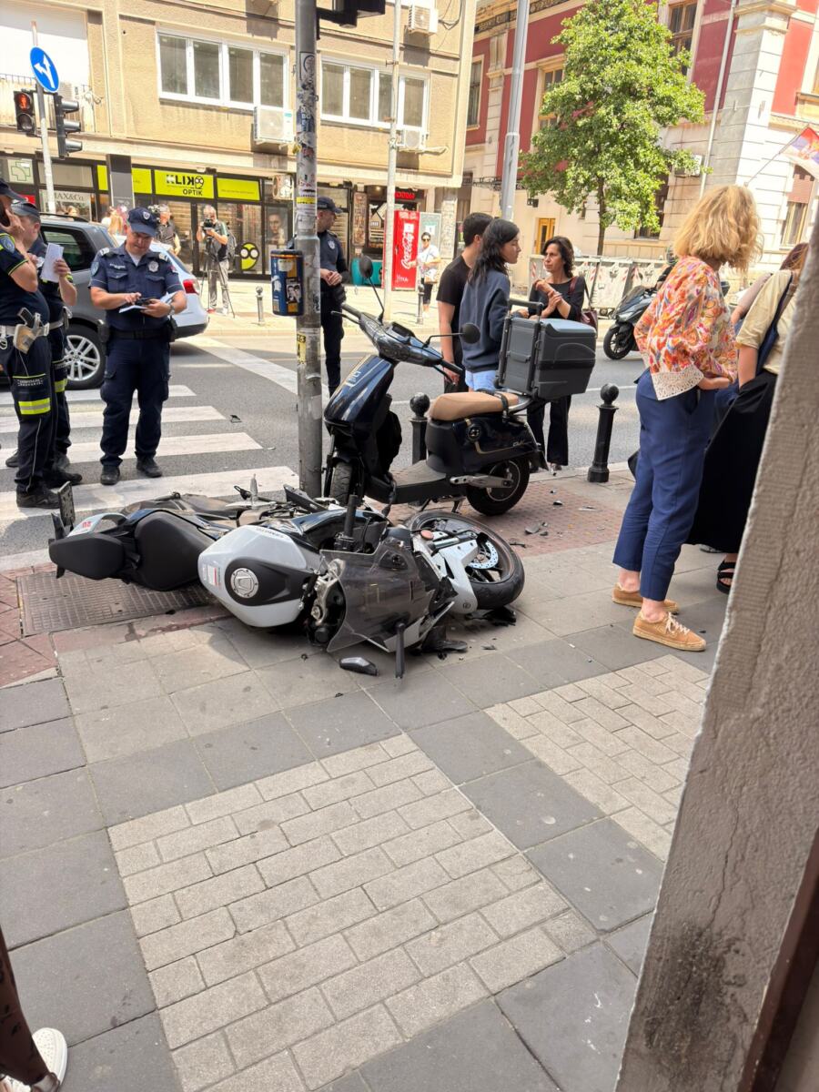 АВАРИЯ В ЦЕНТРЕ БЕЛГРАДА, АВТОМОБИЛЬ СБИЛ ДВА МОТОЦИКЛА: Пострадавшие лежат на тротуаре, прибыла полиция (фото)