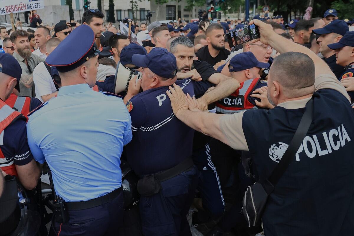 ПОЛИТИЧЕСКИЙ СПИН НЕДОВОЛЬНЫХ ЛИЦ: Протесты в Албании из-за инвестиций