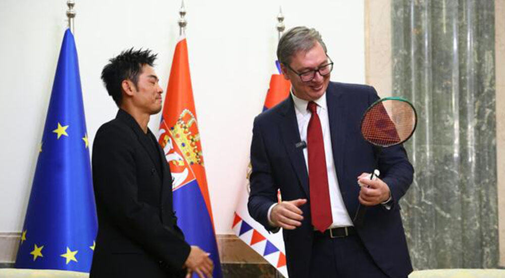 VUČIĆ PRED NAJVEĆIM IKADA DOHVATIO REKET I LOPTICU, PA POKAZAO ŠTA ZNA! Pogledajte kako se predsednik snašao: Lakši je od čokolade? Daj lopticu... (VIDEO)