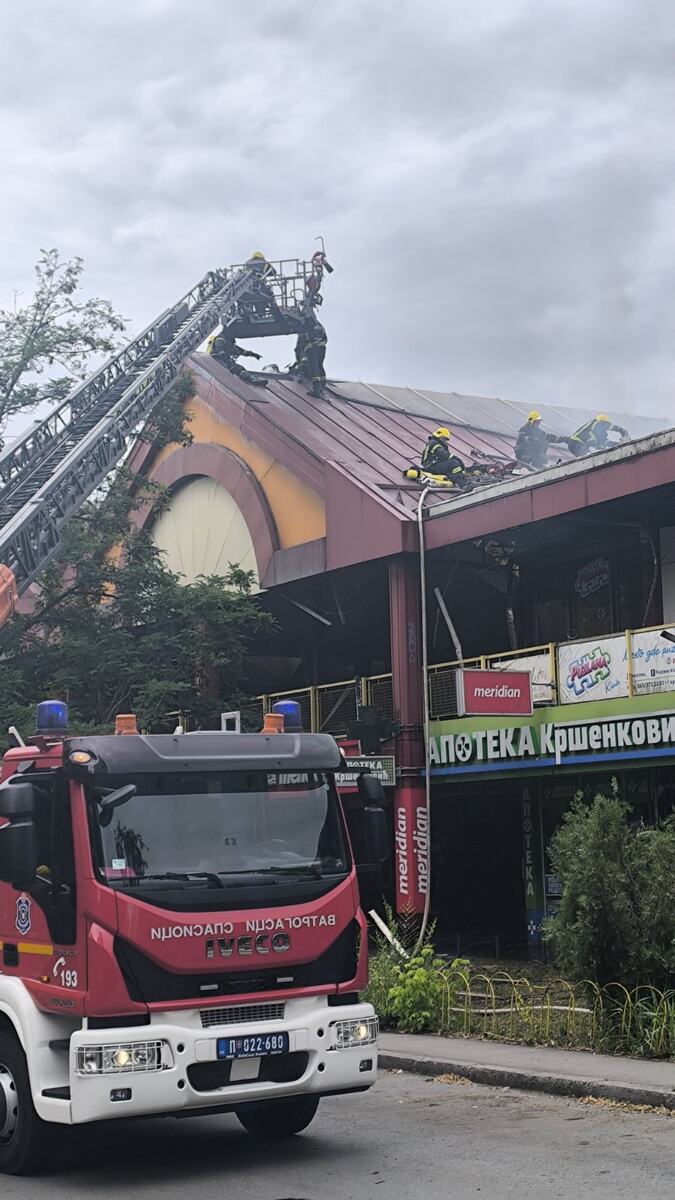 Uplakani vlasnici lokala ispred tržnog centra na Novom Beogradu, požar stavljen pod kontrolu (Foto,Video)