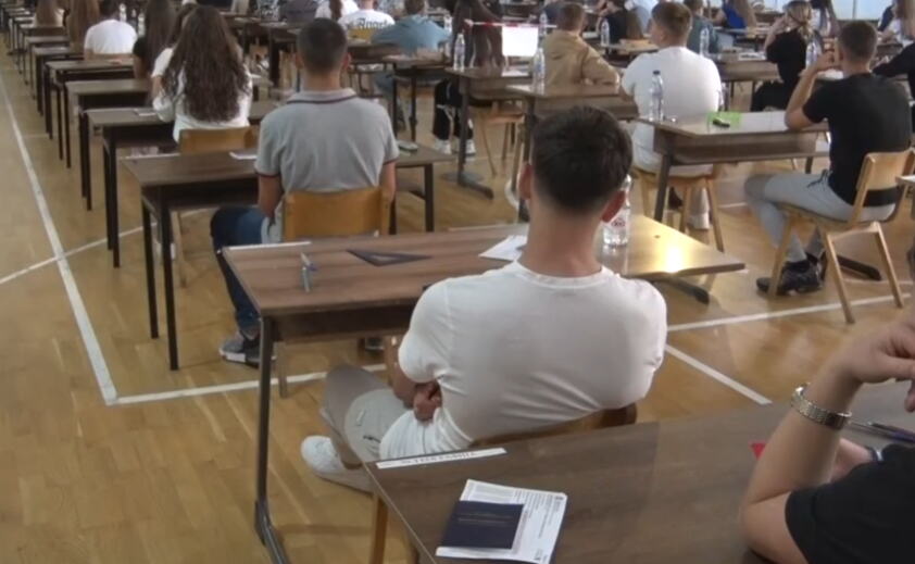 «РУССКИЙ Я ЯЗЫК Я СДАЛ ЛУЧШЕ МАТЕМАТИКИ» Ученики в Штрпце после второго дня выпускных экзаменов и теста по математике (ФОТО/ВИДЕО)