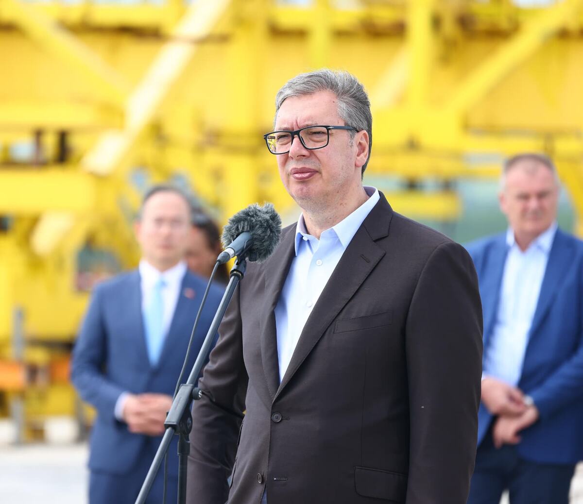 HILJADU PUTA ĆU DA PADENEM NA ASFALT, I SVAKI PUT ĆU DA USTENEM! Moćna poruka Vučića posle provokacija