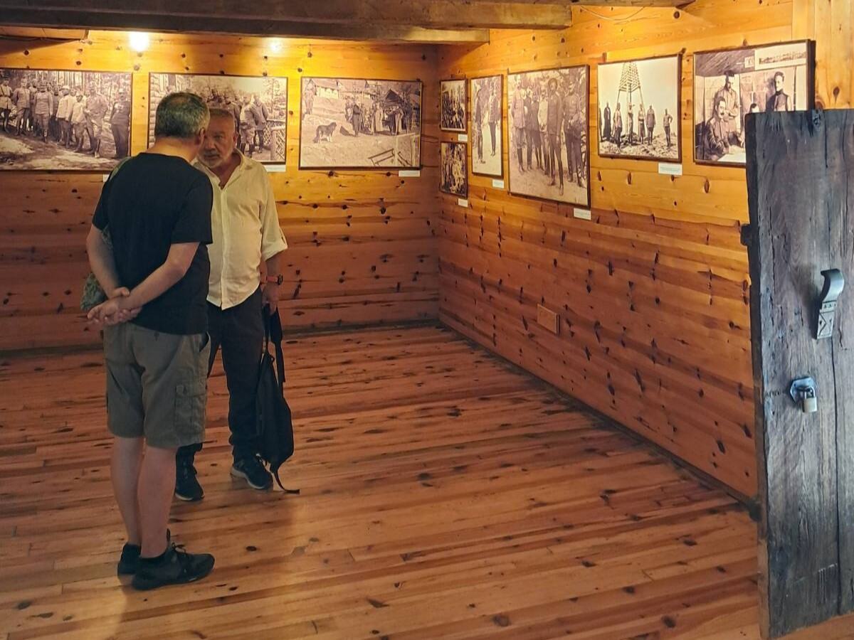 СРПСКИ ЈУНАК КОМ СУ ЧАК И НЕМАЧКИ ВОЈНИЦИ ОДАЛИ ПОЧАСТ: Отворена изложба посвећена ђенералу Крсти Смиљанићу