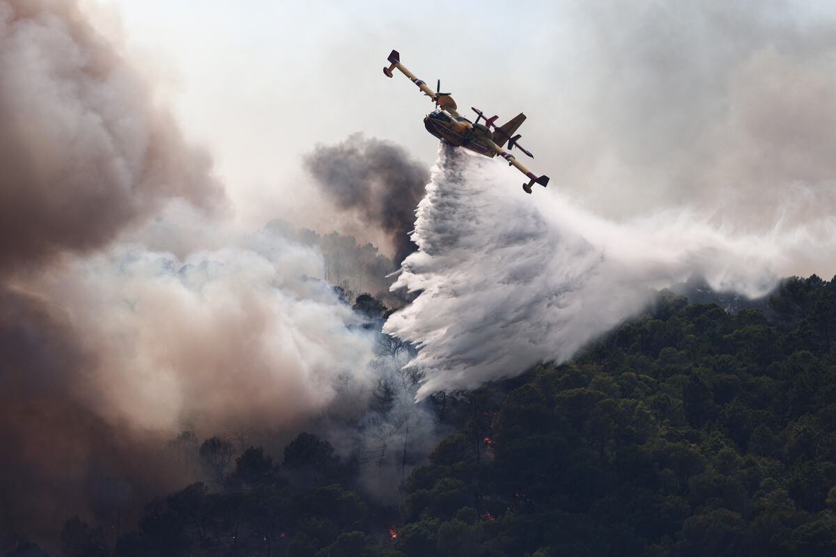Photo: kurir.rs Italy Wildfires Force Hundreds to Evacuate Amid Heat Wave