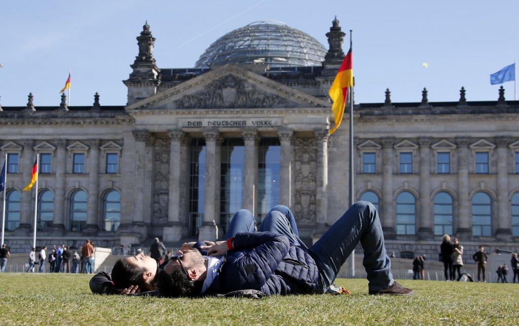 Čokolada skuplja za 20%, a puter za 17: Nemci osećaju inflaciju na kasi, iako su cene struje donekle ublažile ukupan rast Čokolada skuplja za 20%, a puter za 17: Nemci osećaju inflaciju na kasi, iako su cene struje donekle ublažile ukupan rast