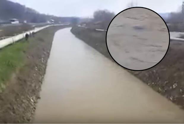 (VIDEO) TUZLA: Izvučeno telo nepoznate žene iz reke Jala | Kurir