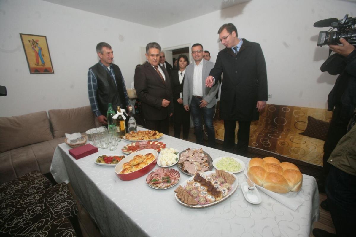 )FOTO) POGAČA, RAKIJA I PEČENJE ZA PREMIJERA: Vučić domaćinski dočekan ...