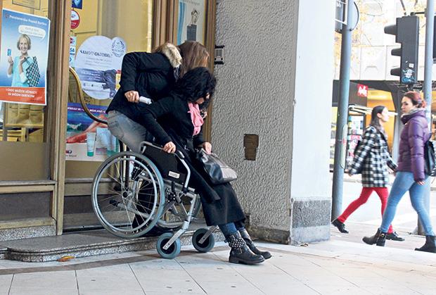 Invalidas Kako osobe sa invaliditetom pronalaze posao | Kurir
