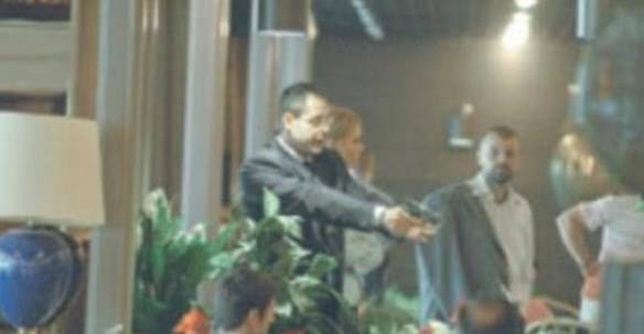 OVA FOTOGRAFIJA JE UZNEMIRILA SRBIJU: Dobrosav Gavrić PUCA U ARKANA u ...